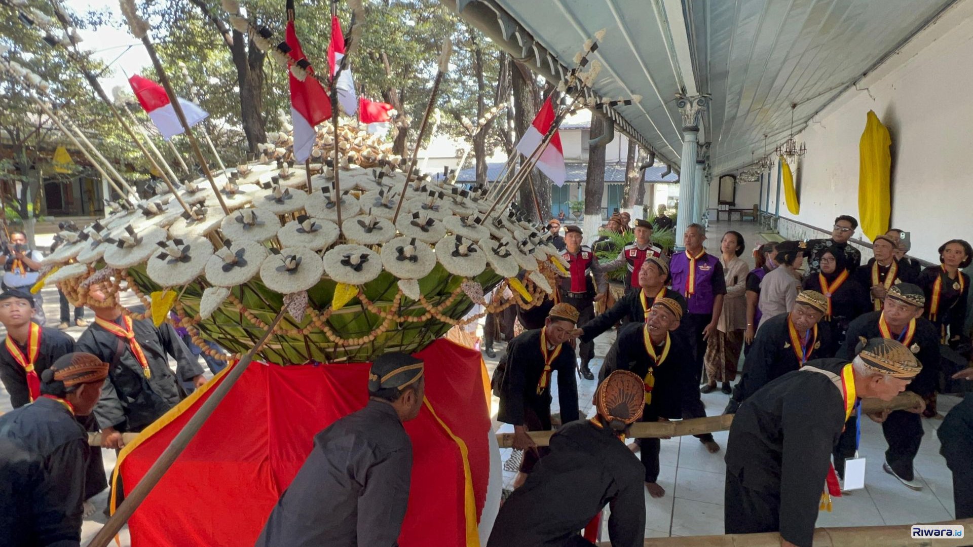 Gunungan Garebeg Maulud di Kraton Surakarta